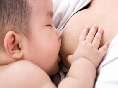 Làm thế nào để giảm tình trạng căng sữa khó chịu những ngày đầu mới sinh?